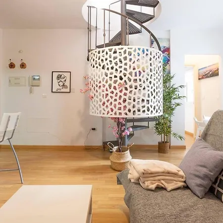 Chic Penthouse With Large Rooftop 马拉加